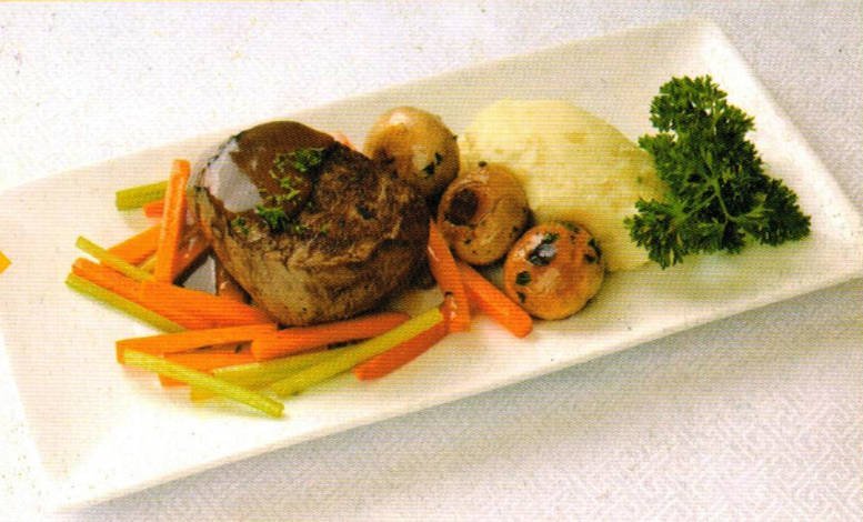 Filete a la plancha servido con puré de patatas y champiñones infusionados con hierbas.