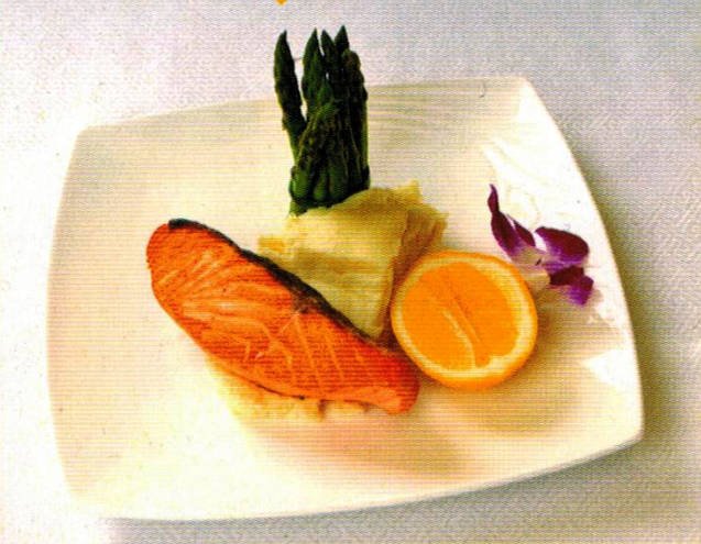 Salmón Sellado con Espárragos y Puré de Papas